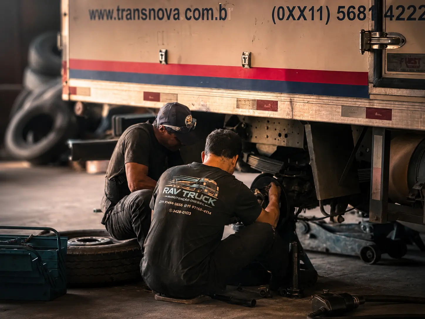 Mecânicos especializados realizando diagnóstico em caminhão na RAV TRUCK CENTER